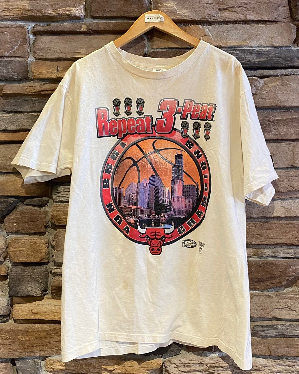 Vintage 1998 NBA Chicago Bulls Championships "Repeat 3-Peat" Graphic T-shirt