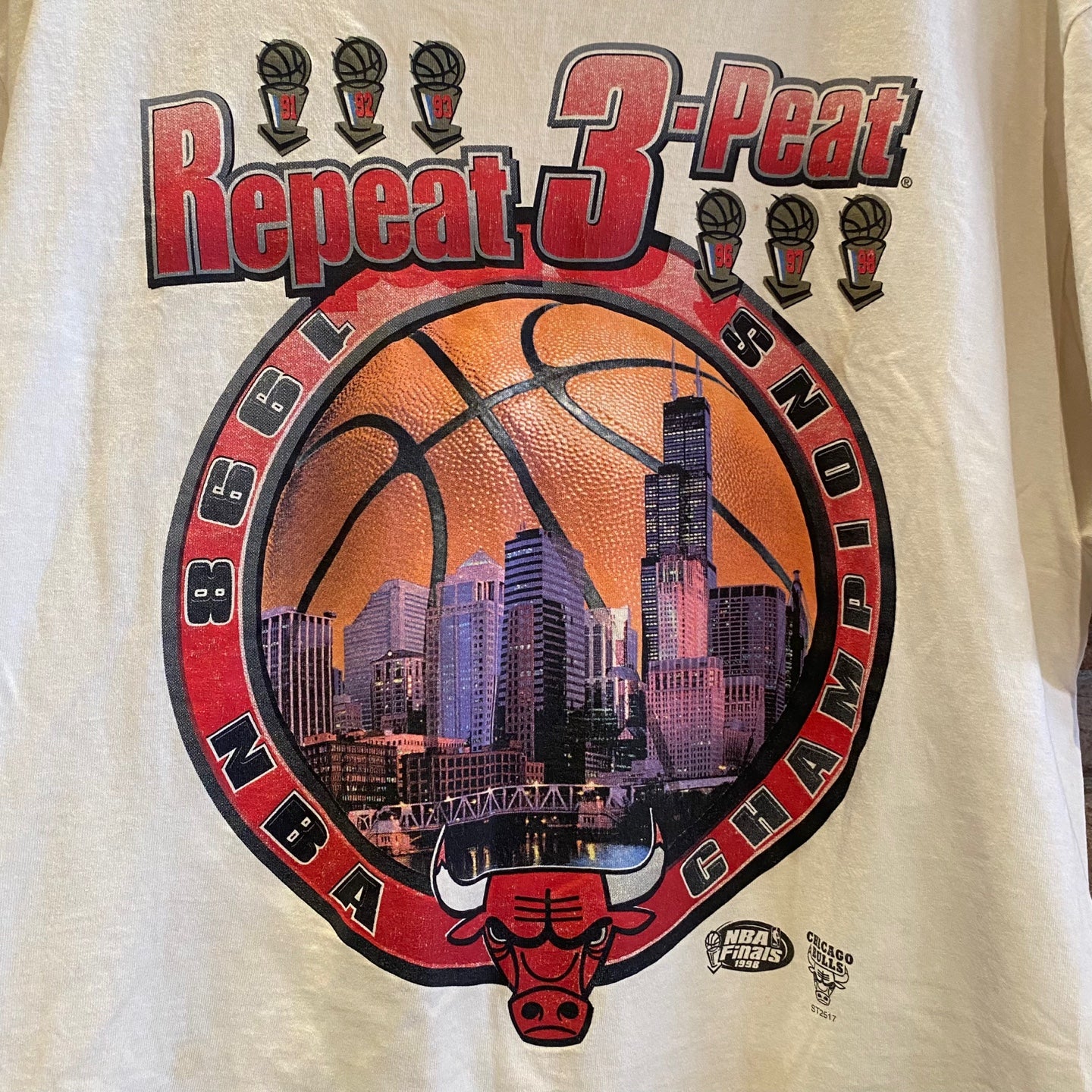 Vintage 1998 NBA Chicago Bulls Championships "Repeat 3-Peat" Graphic T-shirt