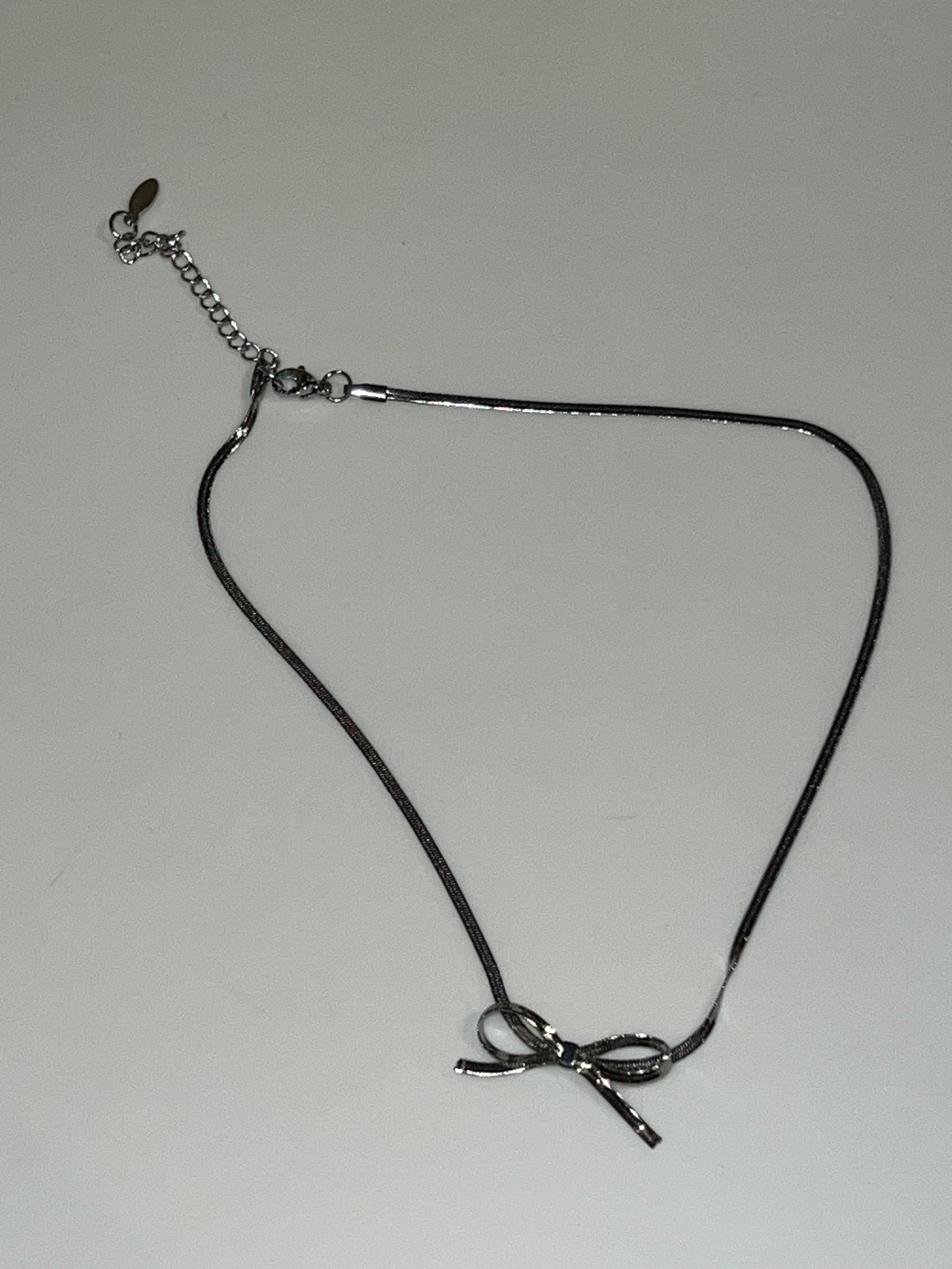 Short Bow Necklace