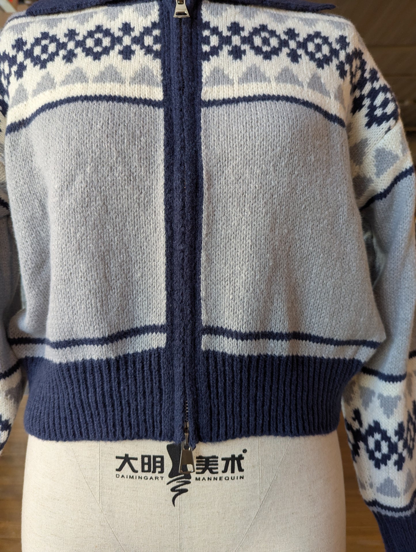 Cropped geometric pattern zip up sweater