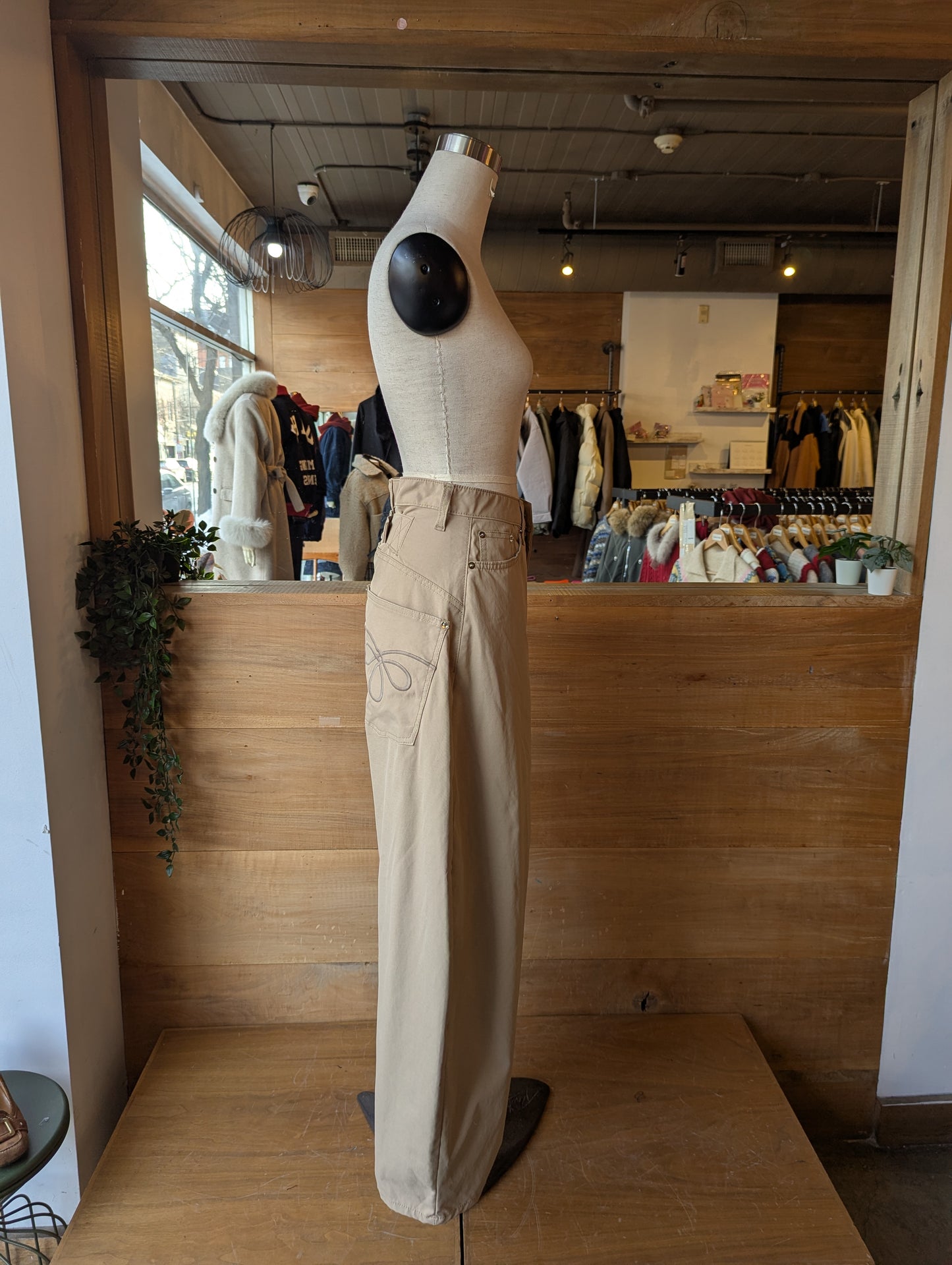 Embroidered pocket barrel Pants