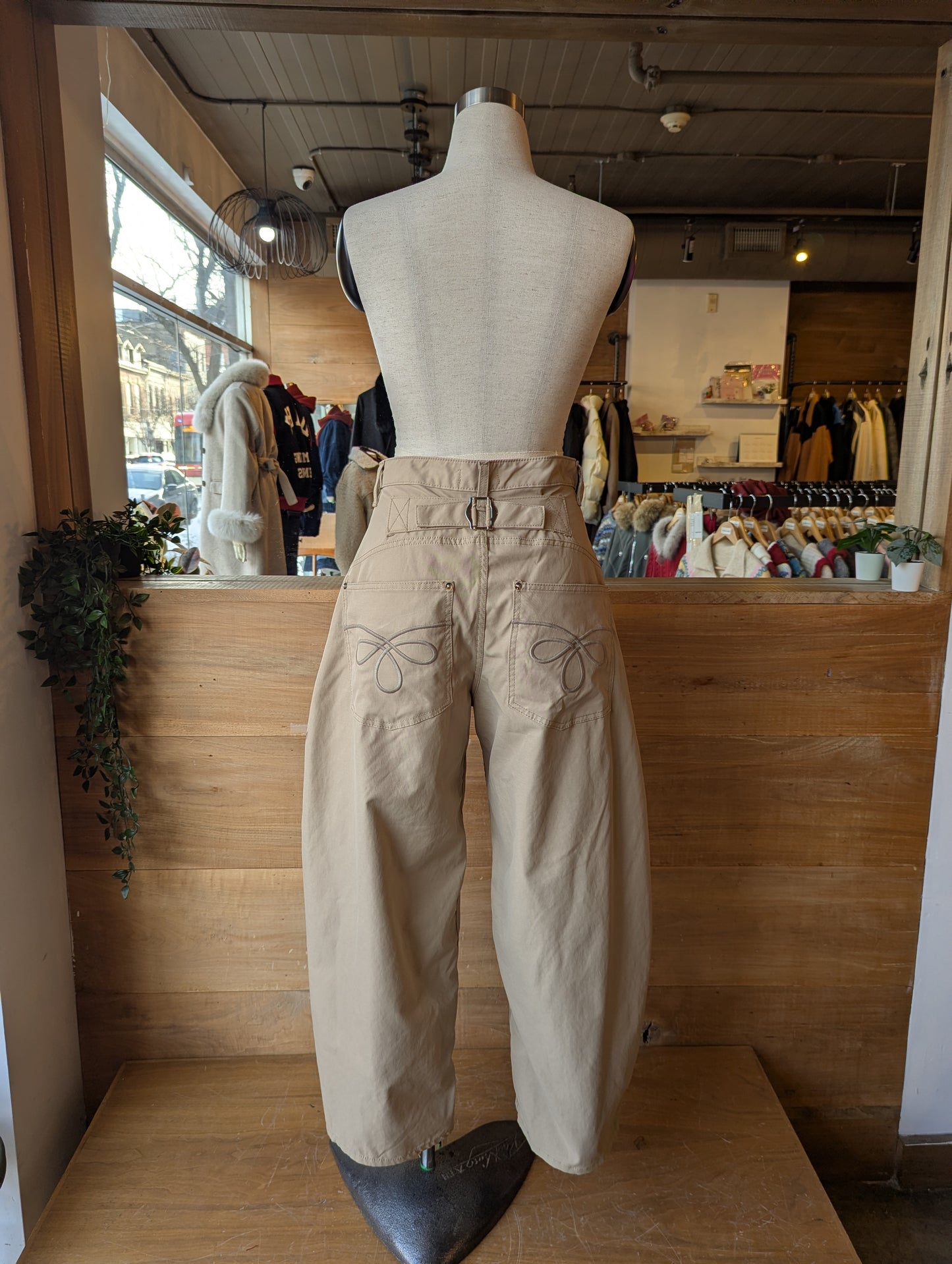 Embroidered pocket barrel Pants