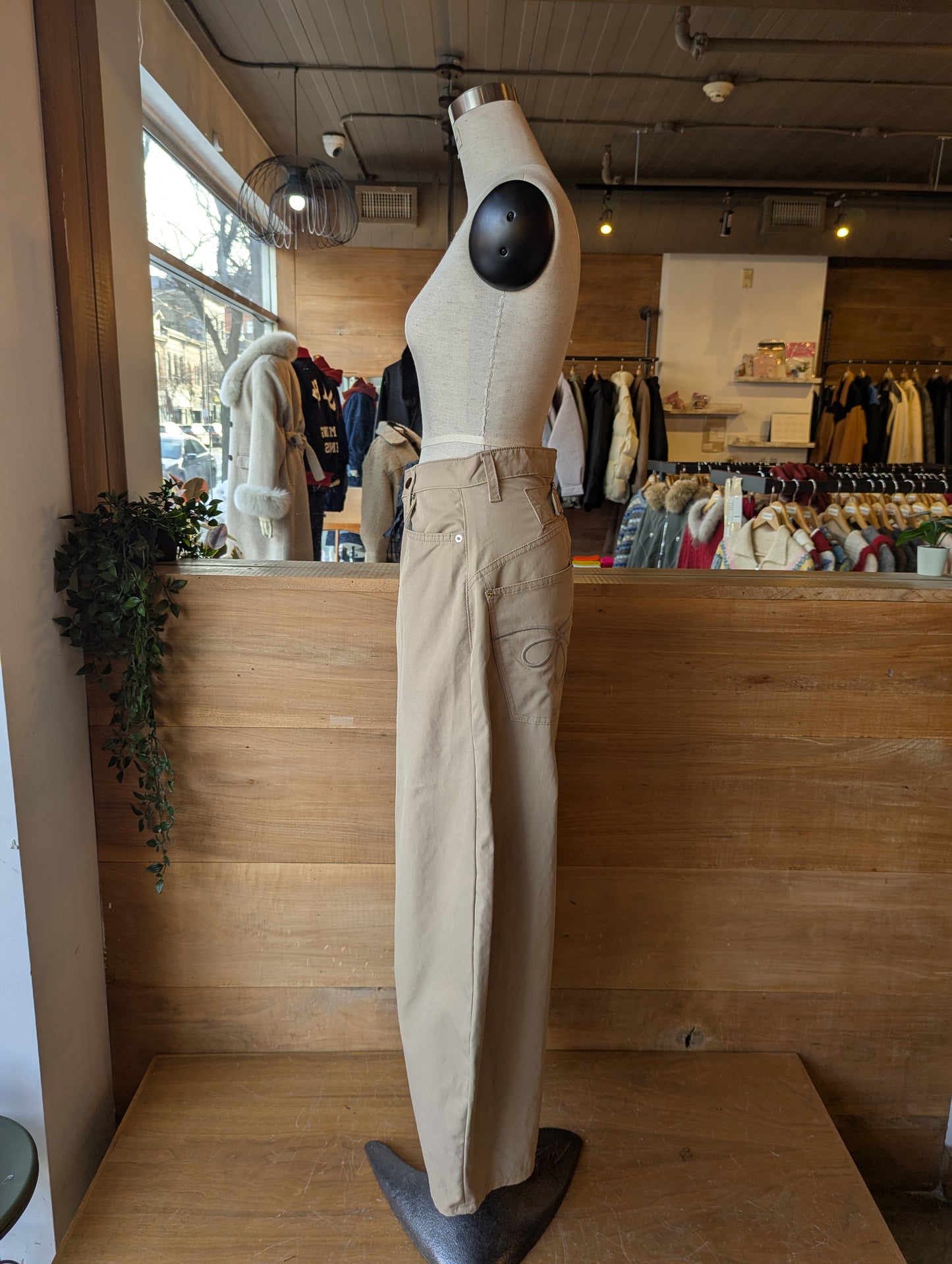 Embroidered pocket barrel Pants