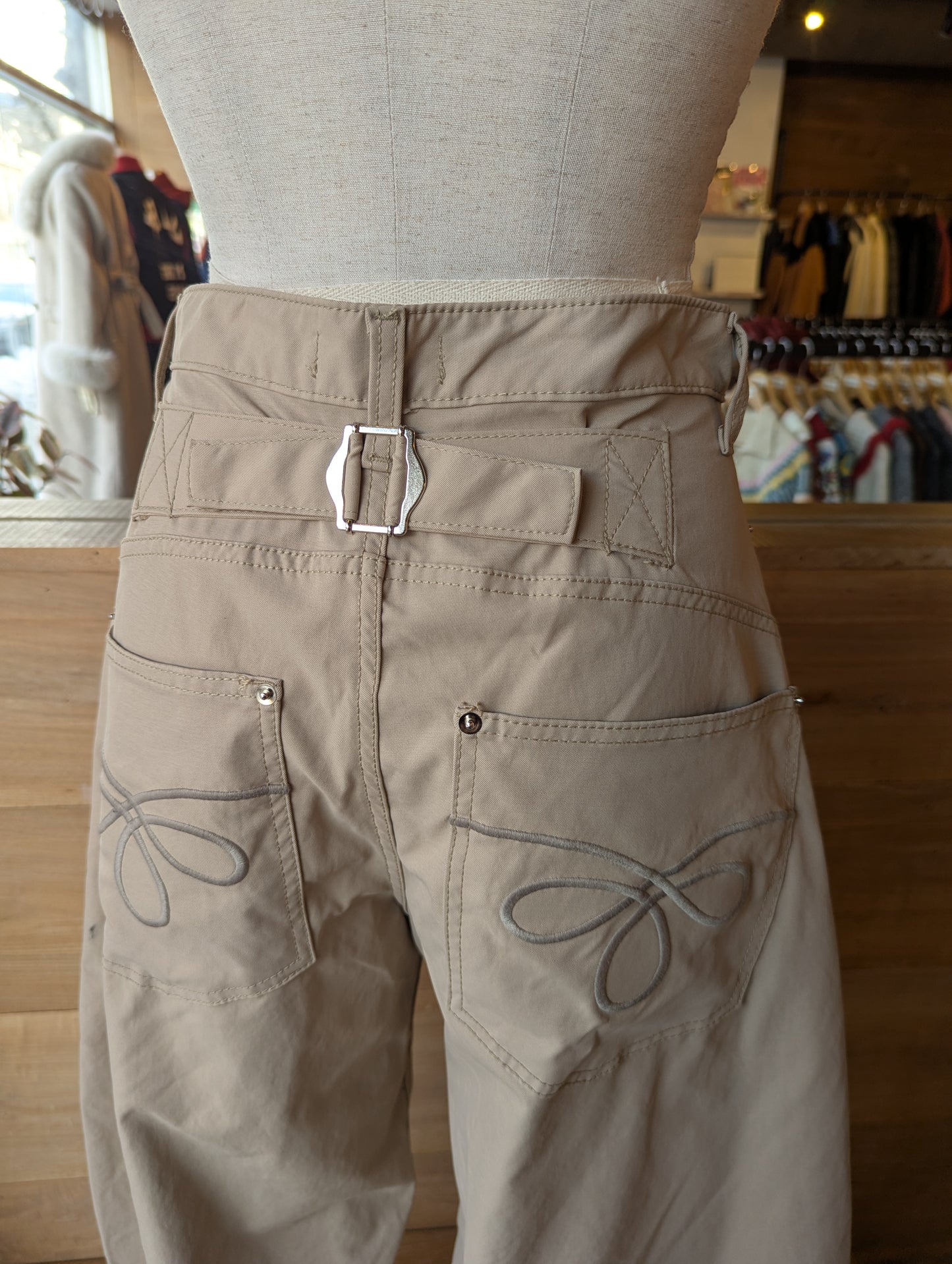 Embroidered pocket barrel Pants