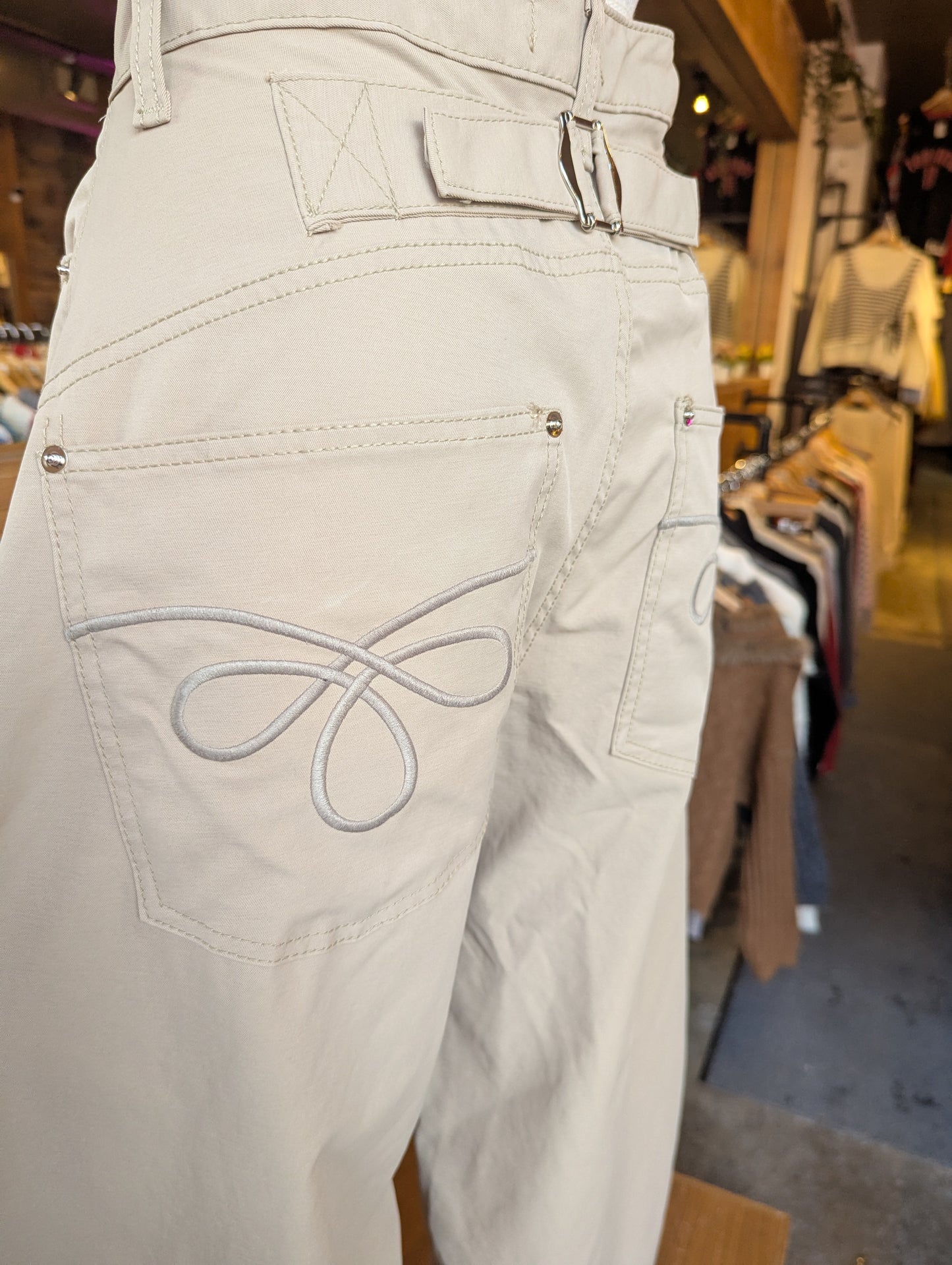 Embroidered pocket barrel Pants