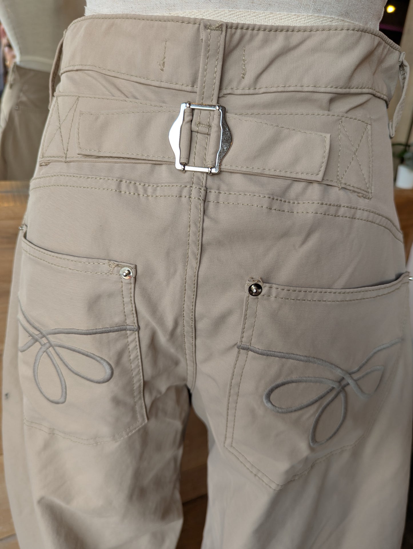 Embroidered pocket barrel Pants