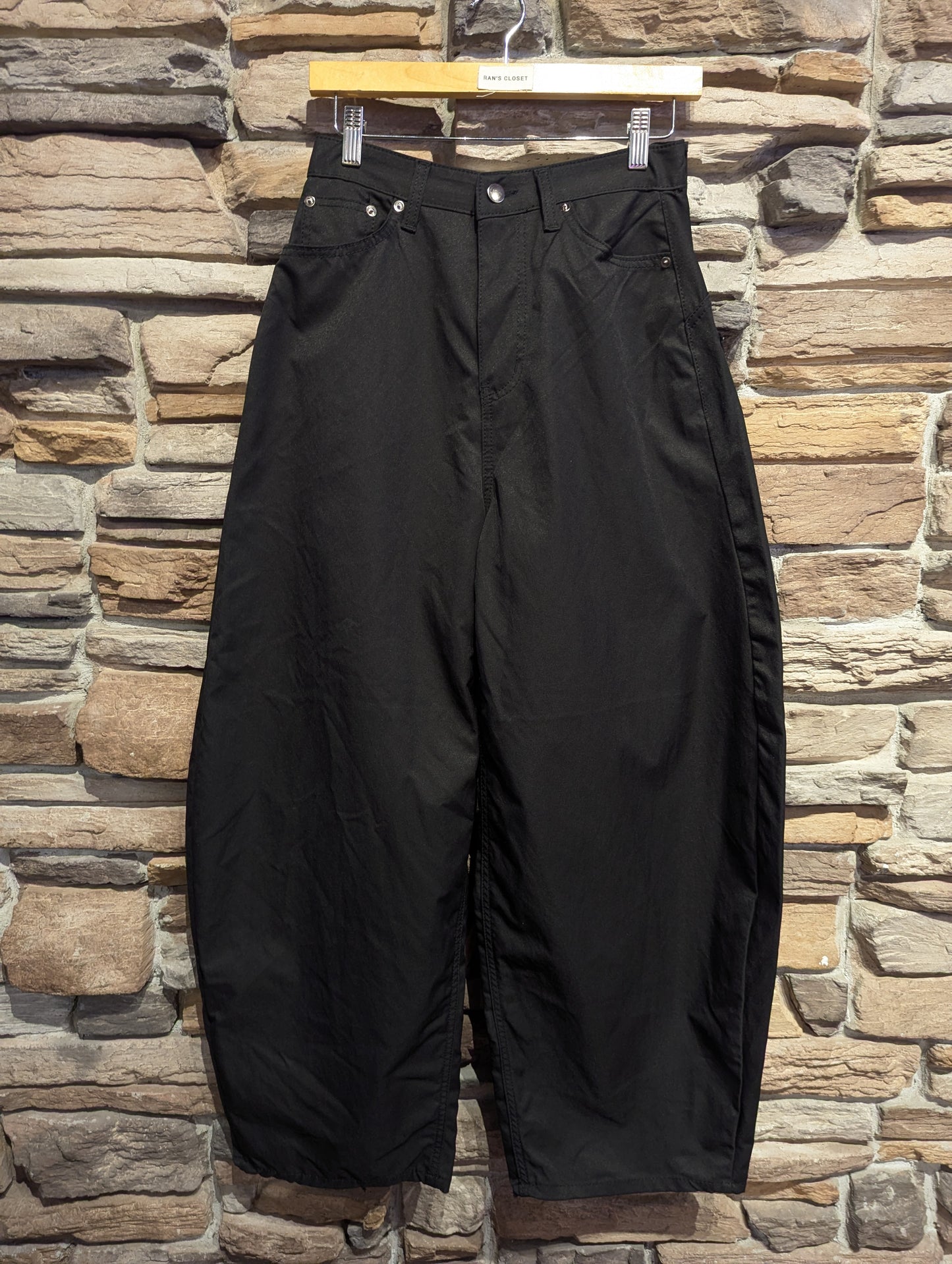 Embroidered pocket barrel Pants