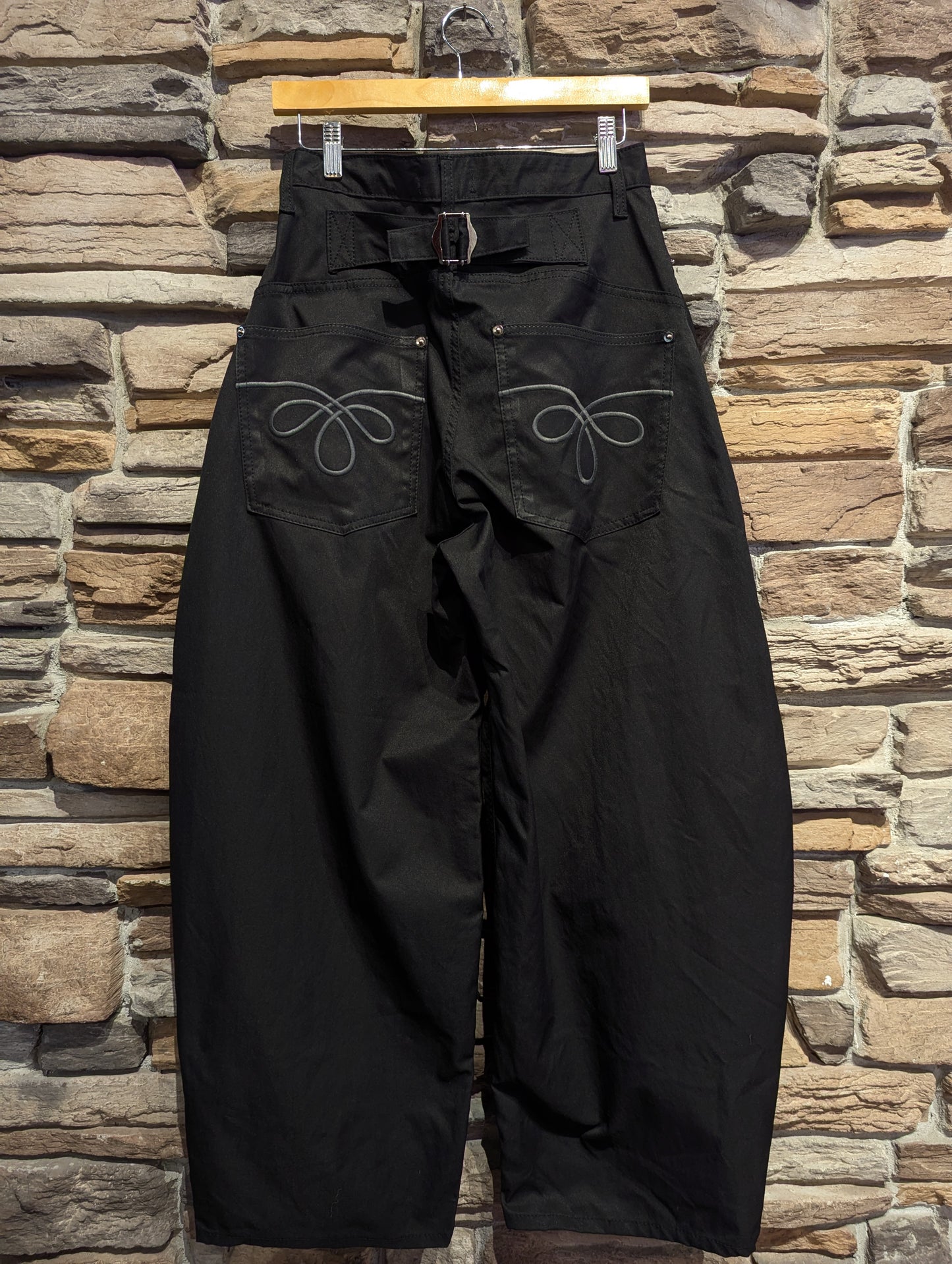 Embroidered pocket barrel Pants