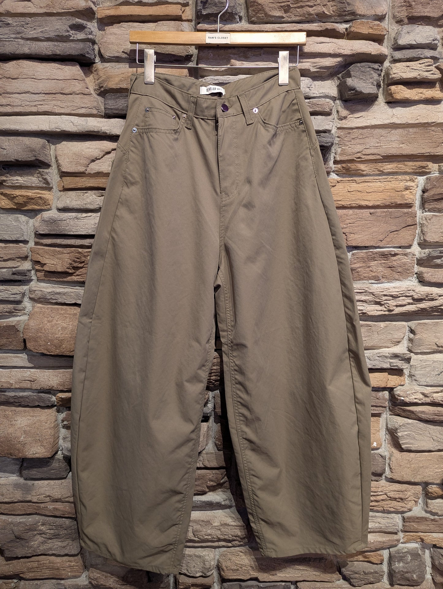 Embroidered pocket barrel Pants