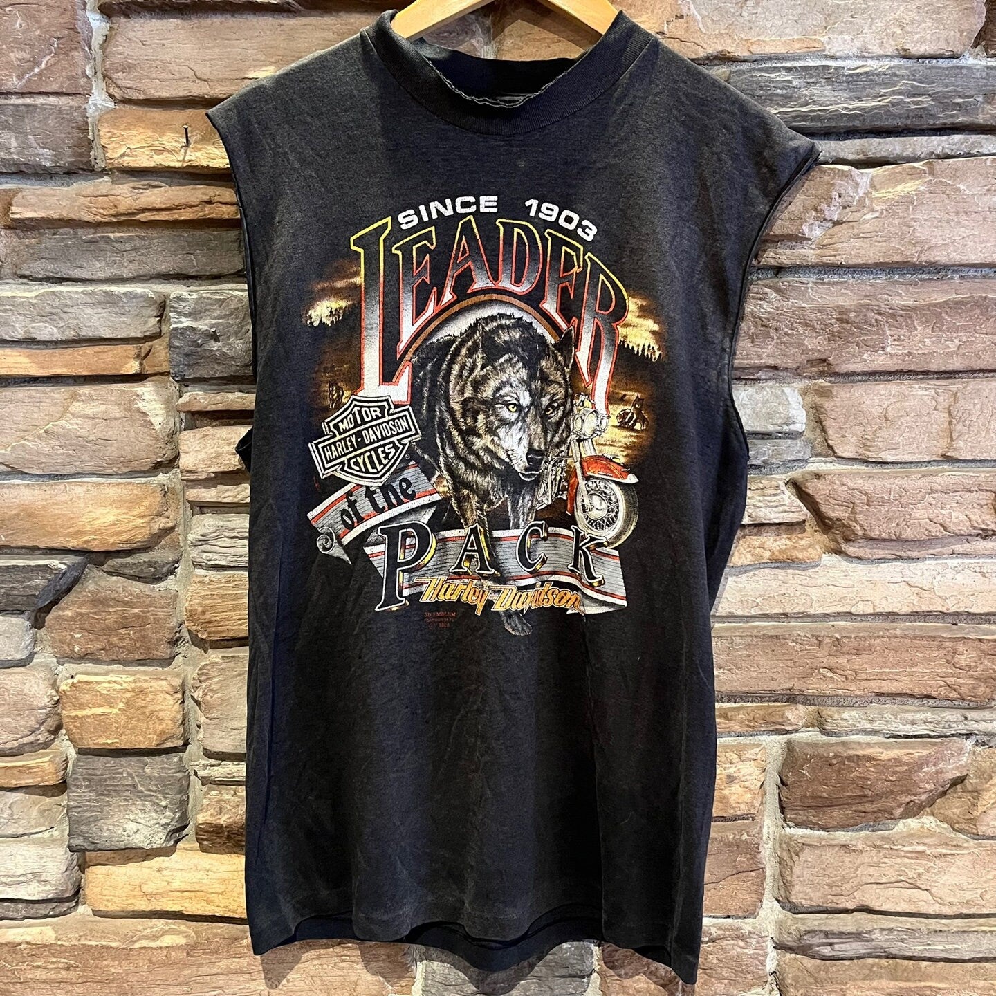 1999 "Leader of The Pack" Harley Davidson 3D Emblem Wolf  Shirt | Vintage T-shirt | North Dakota Midway | Motorcycle T-shirt | SKU: STQ-3273