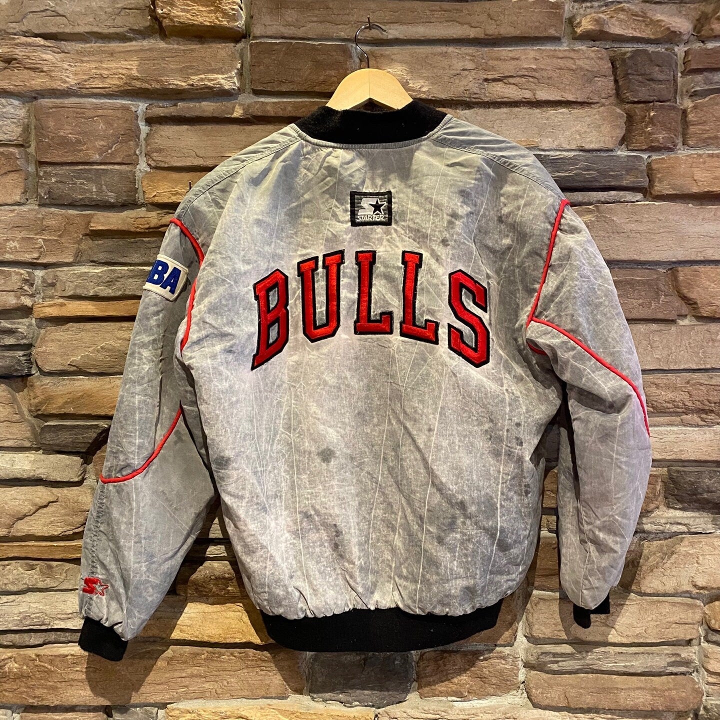 Vintage NBA Chicago Bulls Starter Grey Striped Jacket | Vintage Basketball Windbreaker Puffy Jacket | Made in usa | Size M | SKU:STC-3453