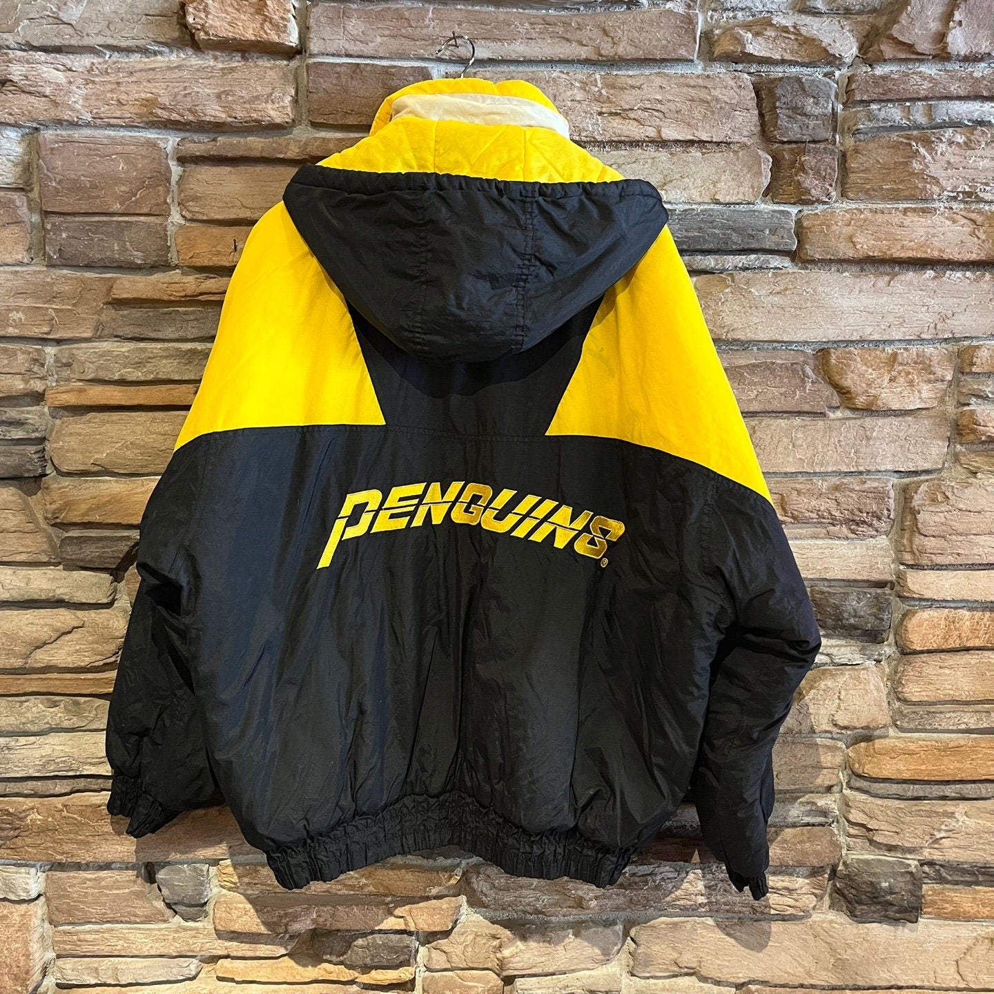 Vintage Nhl Pittsburg Penguins Hockey Ski Jacket | Vintage Winter Jacket | Chalk Line | Black and Yellow | Men's Size XL | SKU: STQ-3321