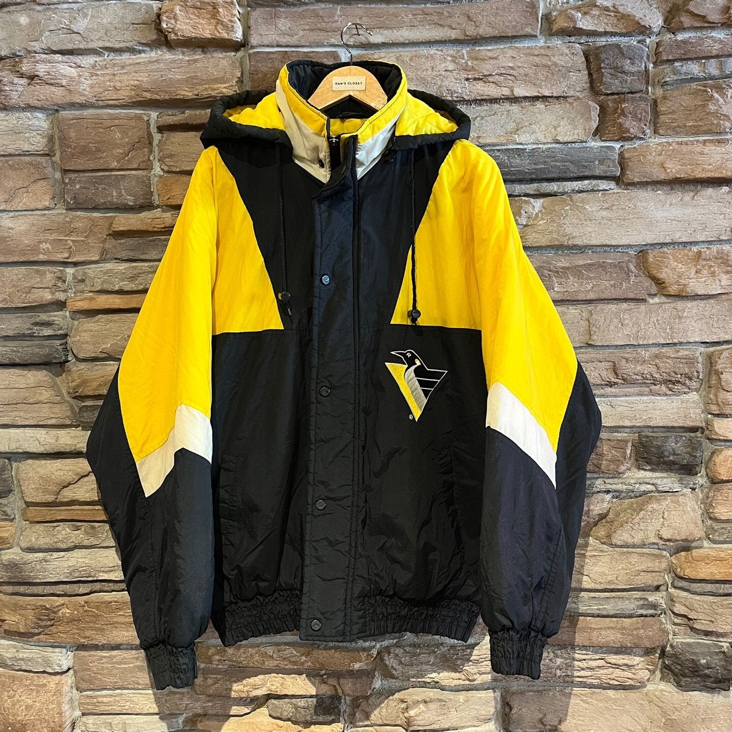 Vintage Nhl Pittsburg Penguins Hockey Ski Jacket | Vintage Winter Jacket | Chalk Line | Black and Yellow | Men's Size XL | SKU: STQ-3321
